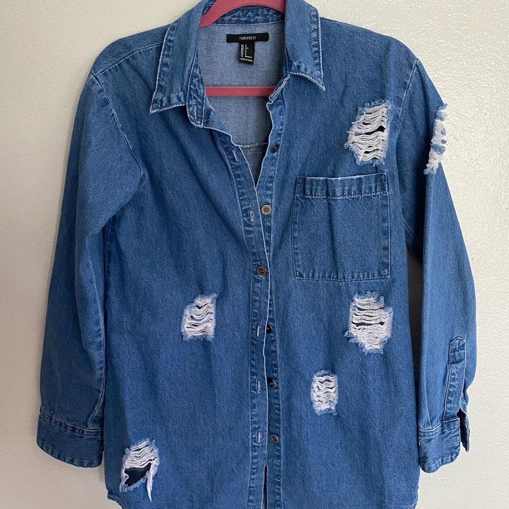 SOLD ✨Long sleeve distressed denim flannel 👖